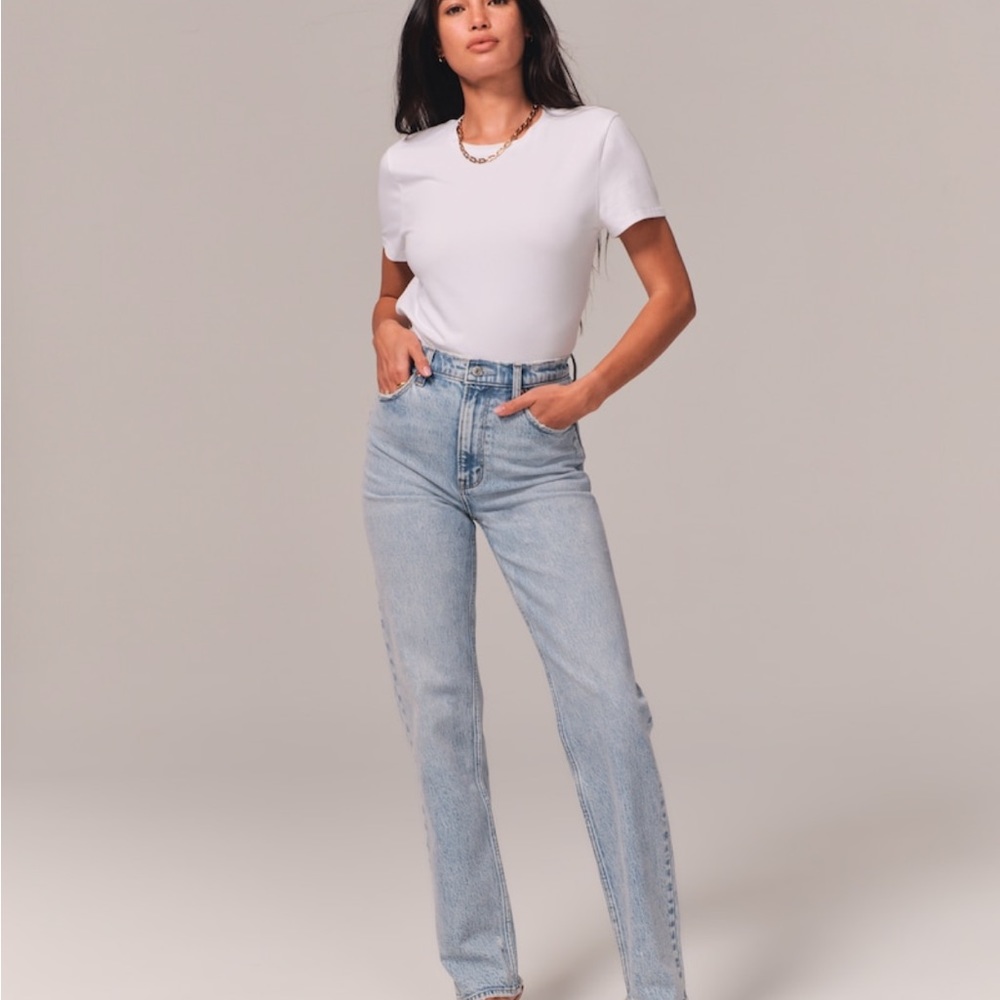 Abercrombie & Fitch 90s Straight Ultra High Rise Size 26/2 R Light Wash